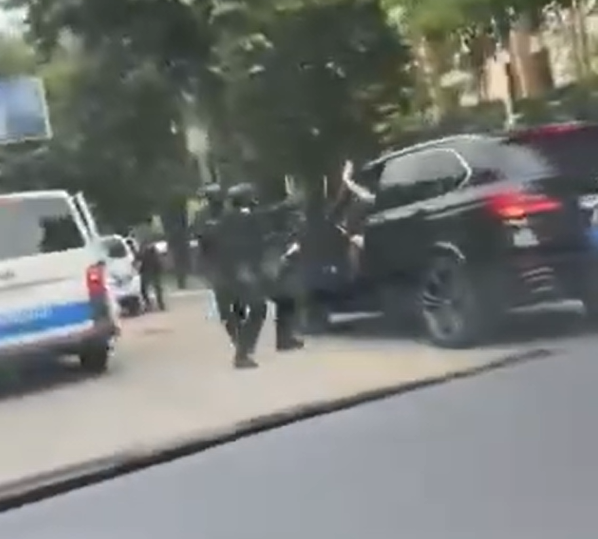 (FOTO) AKCIJA U CENTRU BANJALUKE Uhapšen Rajko Pavić, policija presrela auto