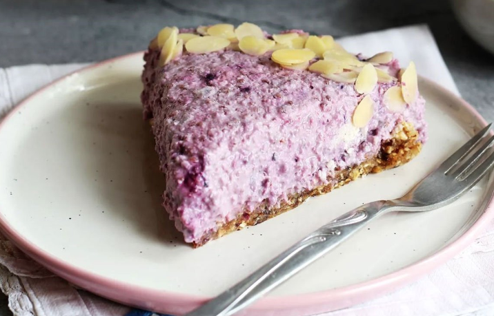 ZASLADITE DAN Sirova torta sa šumskim voćem