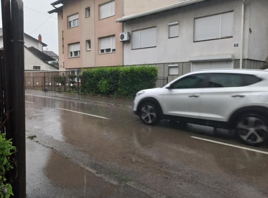 (FOTO/VIDEO) NEBO SE SPUSTILO NA BANJALUKU Nevrijeme pogodilo grad na Vrbasu, za kratko vrijeme ulice poplavljene