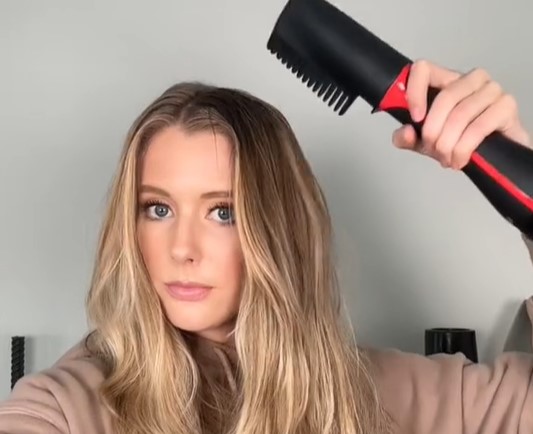 (VIDEO) BACITE ŠAMPON ZA SUVO PRANJE KOSE Djevojka otkrila sredstvo koje čini čuda, a svi ga imamo u kupatilu
