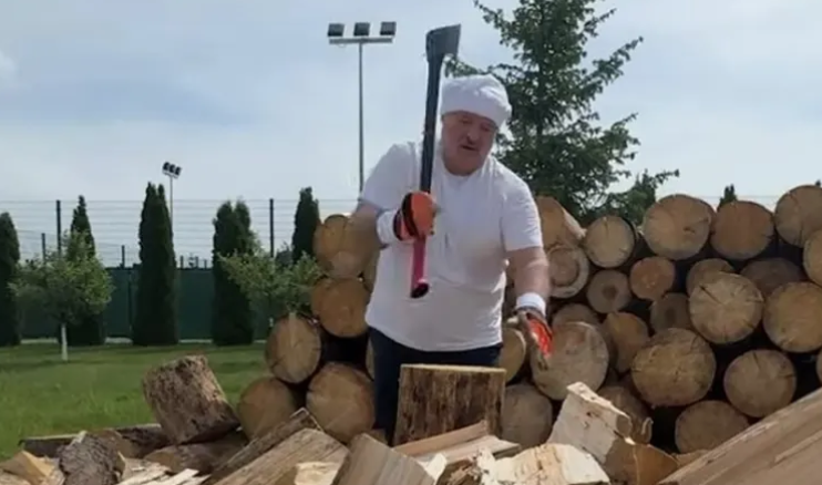 (VIDEO) PREDSJEDNIK BJELORUSIJE U NESVAKIDAŠNJEM IZDANJU Testirao domaću sjekiru: Lukašenko zasukao rukave i cijepao drva