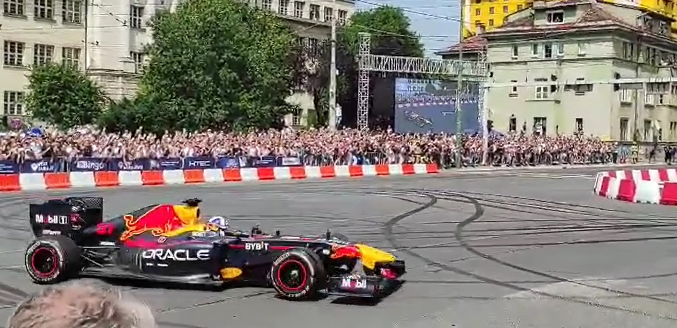 KULTARD POKAZAO KAKO SE TO RADI Šampionski bolid Red Bula zagrmio ulicama Sarajeva