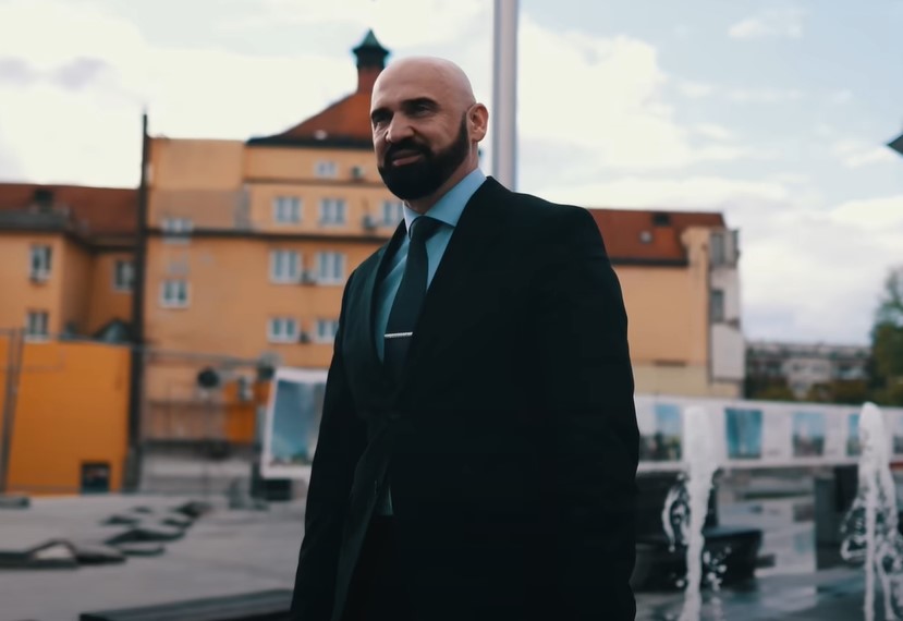 (VIDEO) NASTAVLJA SA PROVOKACIJAMA Ramo Isak helikopterom FUP-a i uz pjesmu zbog koje je kažnjen otišao u Potočare