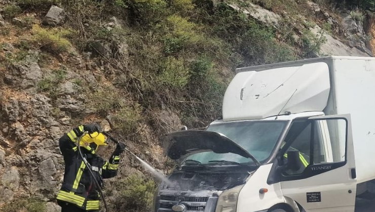 (FOTO) GORJELO VOZILO NASRED PUTA Vatrogasci hitno intervenisali