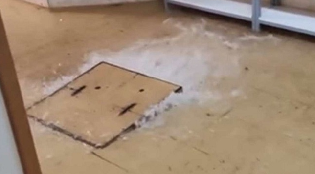 (VIDEO) SPASAVALI KNJIGE OD POPLAVE Voda ušla u Narodnu i univerzitetsku biblioteku Republike Srpske