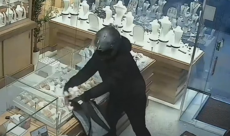OPLJAČKANA POZNATA ZLATARA Lopovi ušli kroz rupu i odnijeli pola miliona evra