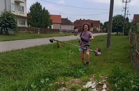 "NEĆE MENE PLJAČKATI" Slavica Ćukteraš obula gumene čizme, pa se bacila na košenje trave