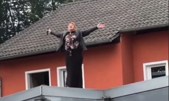 ĆANA NAPRAVILA HAOS U PORTI HRAMA Pjevačica se popela na krov i zapjevala, publika u transu