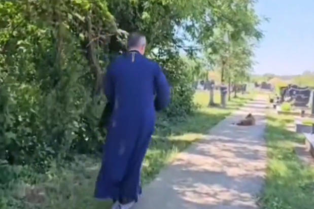 (VIDEO) TESTIRAO ELEKTRIČNI TROTINET NA GROBLJU Zbog ovog poteza pravoslavnog sveštenika ljudi ostali u šoku