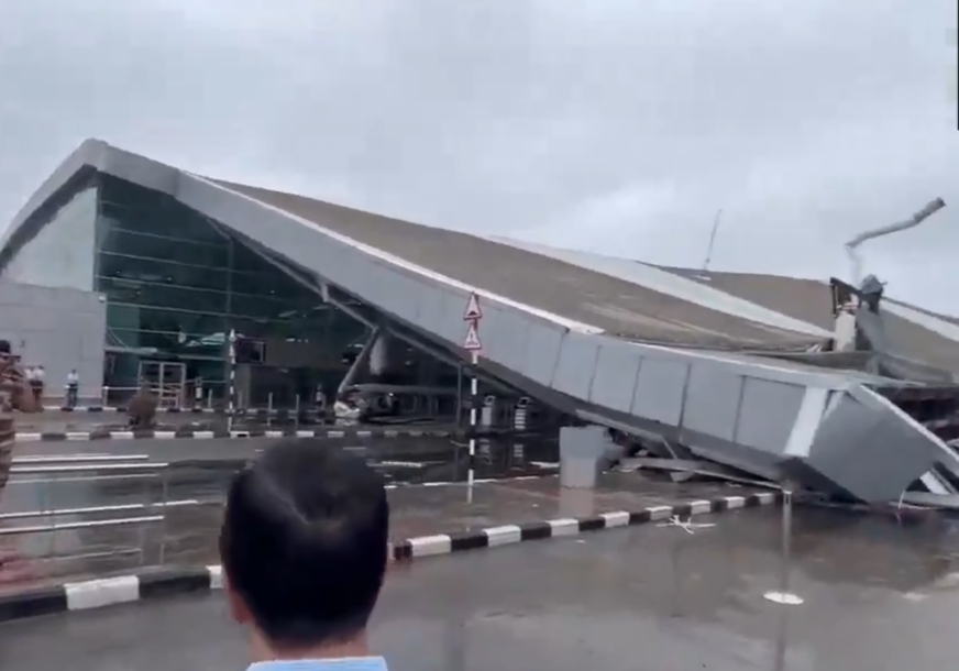 (VIDEO) SVI LETOVI OTKAZANI Užas u Indiji: Srušio se krov na aerodromu u Nju Delhiju, ima žrtava