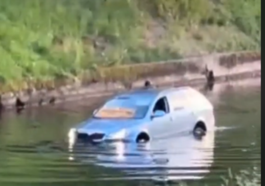 (VIDEO) NESVAKIDAŠNJA SCENA U SARAJEVU! Muškarac dovezao oštećenu "škodu" na ulicu, pa je gurnuo u rijeku