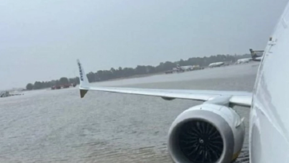 (VIDEO) KATAKLIZMA NA AERODROMU, PUTNICI ZAROBLJENI ZBOG NEVREMENA! Letovi otkazani, snimci haosa kruže društvenim mrežama
