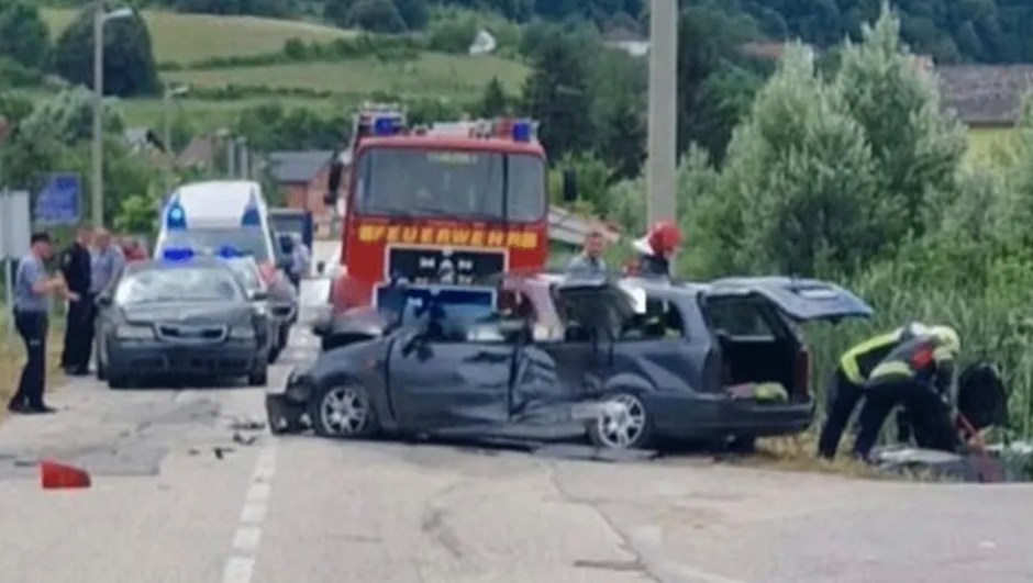 TRAGEDIJA U BIHAĆU Dva lica stradala u jezivoj saobraćajnoj nesreći: Vatrogasci izvlače tijela