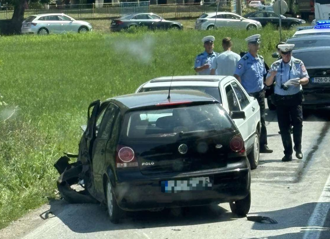 (FOTO) HAOS U BIJELJINI Sudar šlepera i dva automobila: Tri osobe prevezene na Urgentni blok