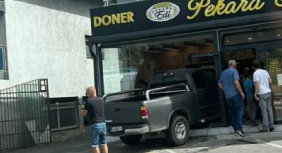 STRAVIČNA SAOBRAĆAJKA U BLAŽUJU Tojotom se zabio u izlog pekare, povrijeđeno i dijete