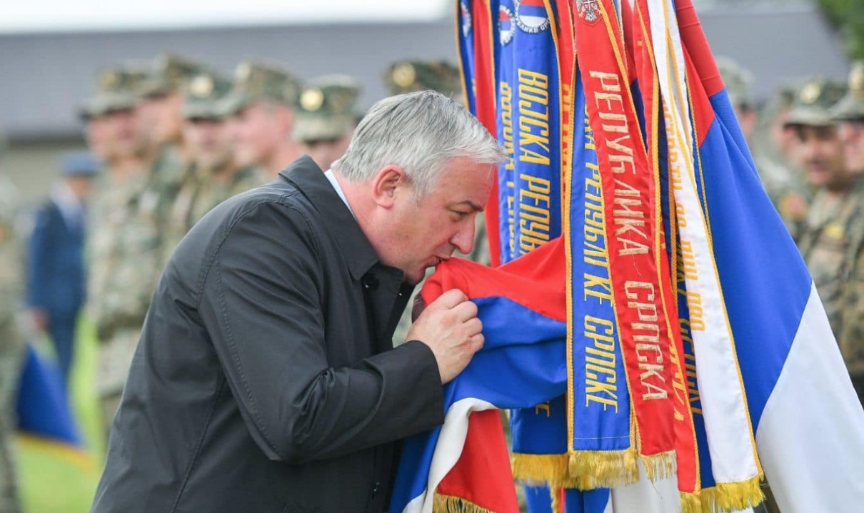 (FOTO) "DOK SMO ŽIVI PAMTIMO NAŠE DRUGOVE I HEROJE" Borenović uputio srdačnu čestitku povodom krsne slave VRS i podijelio emotivnu fotografiju: JEDNAKO I NEKADA I SADA!