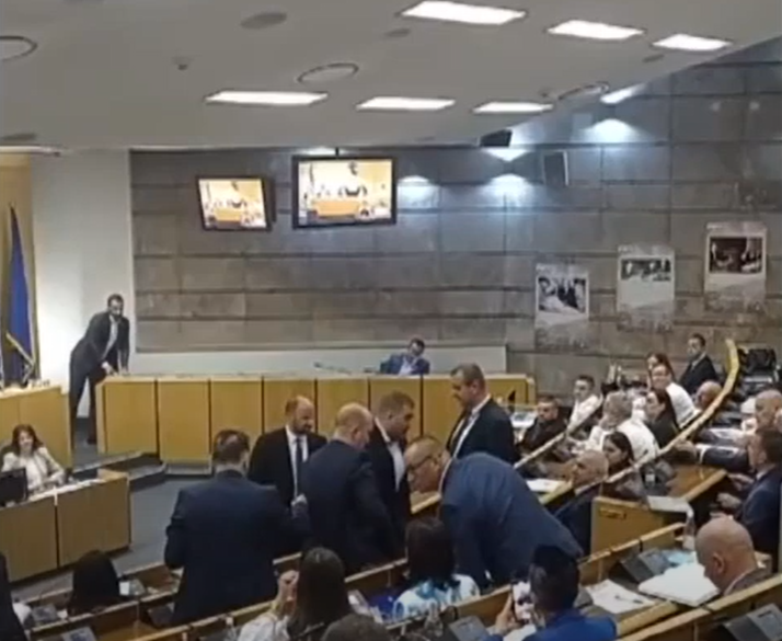 (VIDEO) INCIDENT U DOMU NARODA FBiH Zastupnici SDA i HDZ imali sukob, pale teške riječi