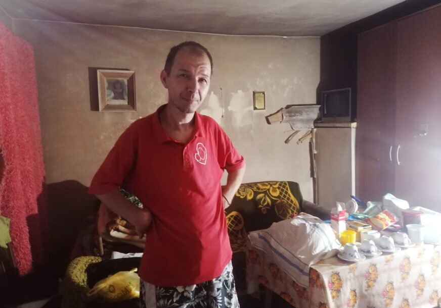 ŽIVOT GA NIJE MAZIO Dejan živi u oronuloj kući i brine o nepokretnoj majci i sestri, bez uslova dostojnih čovjeka