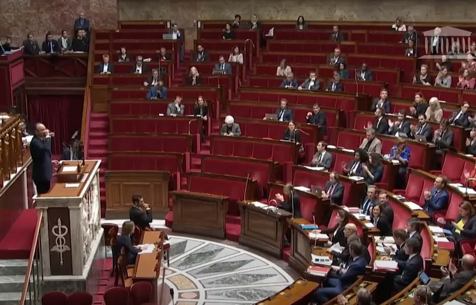 IZLAZNE ANKETE U FRANCUSKOJ Vodi krajnje desničarsko Nacionalno okupljanje