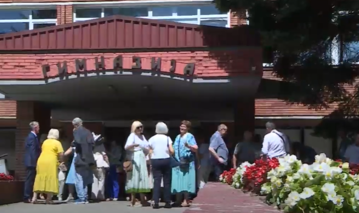 (VIDEO) EMOTIVAN SUSRET NAKON 50 GODINA Banjalučki gimnazijalci okupili su se i prisjetili đačkih dana