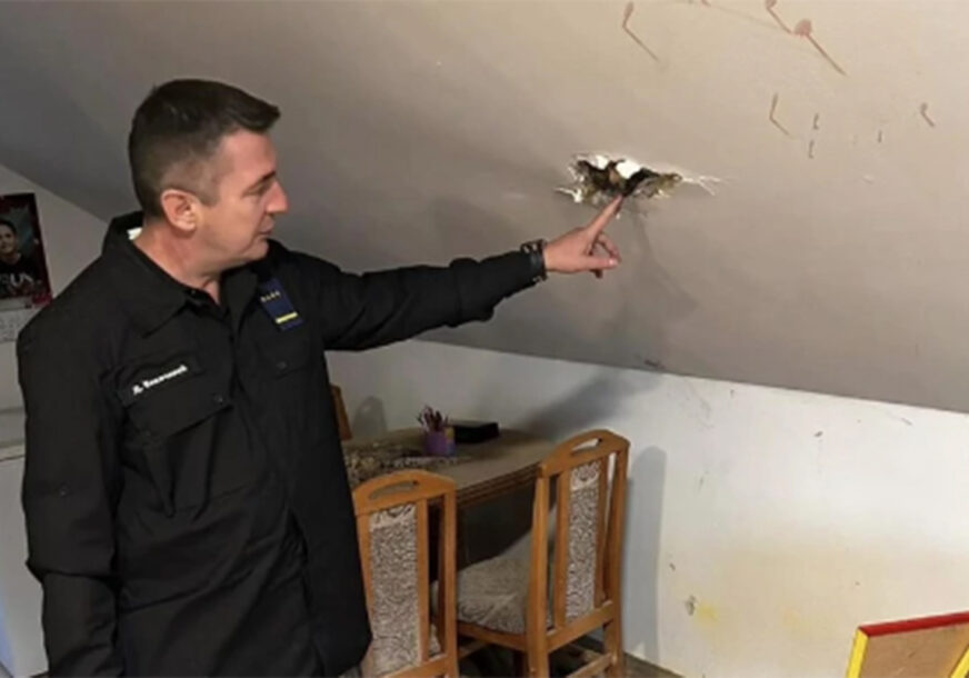 (FOTO) "ČULI SMO DA JE NEŠTO PUKLO, PUKOM SREĆOM PROŠLO JE BEZ ŽRTAVA" Evo kako izgleda kuća koju je pogodila neeksplodirana protivgradna raketa