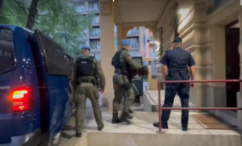 DRŽALI JE MRTVU U STANU DANIMA Osumnjičeni za ubistvo u Sarajevu i njegova majka predati Tužilaštvu KS