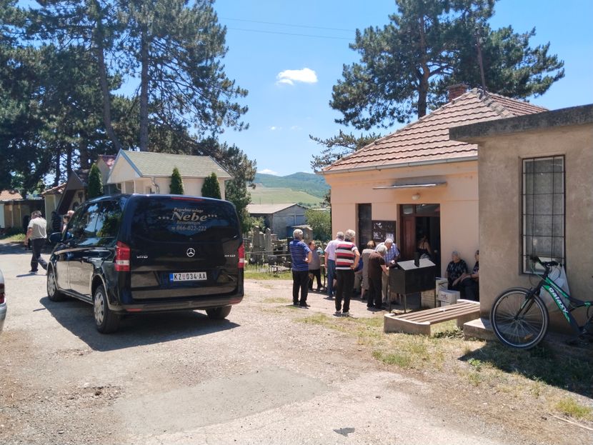 (FOTO) POTRESNI PRIZORI ISPRED KAPELE Danas sahrana troje Milojevića koje je Aleksa (22) svirepo ubio