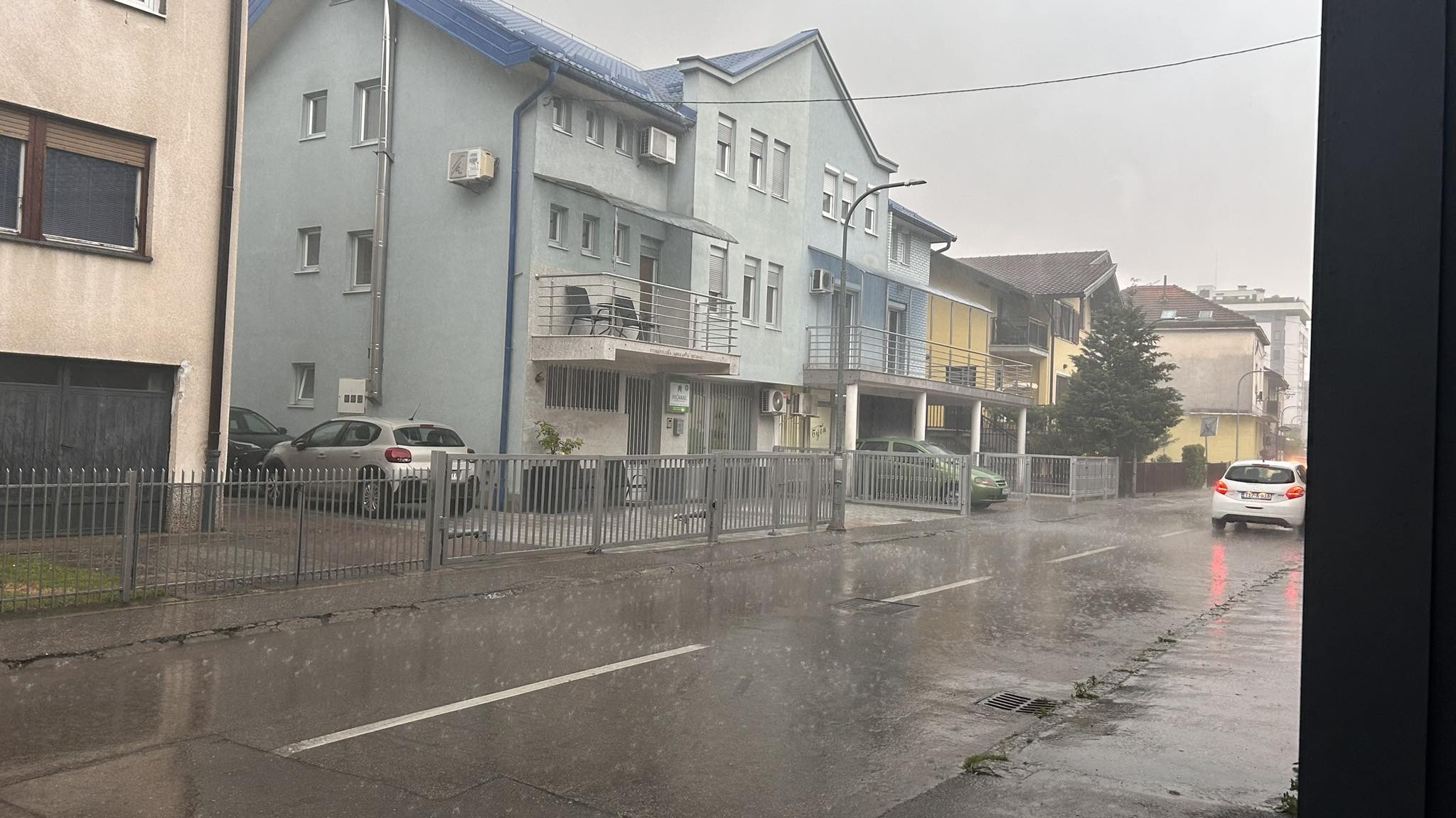 (FOTO/VIDEO) VELIKO NEVRIJEME POGODILO BANJALUKU Kiša, grmljavina, olujni vjetar i grad prave probleme vozačima i pješacima