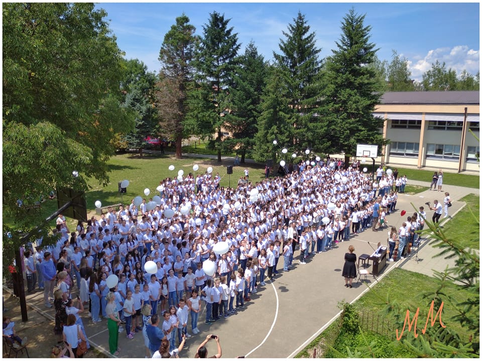 (FOTO/VIDEO) DIRLJIVA SCENA IZ ŠKOLSKOG DVORIŠTA U BANJALUCI Djeca u znak sjećanja na stradalu Koprenu pjevali i puštali balone: Svi bijeli, osim jednog