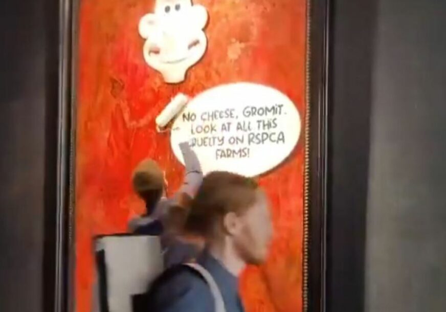 (VIDEO) “GDJE JE BILO OBEZBJEĐENJE?" Vandalizovan portret kralja Čarlsa, gore komentari nakon skandaloznog napada