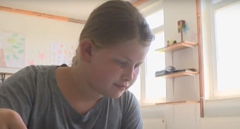 (VIDEO) DRAGULJ IZ NOVOG GRADA Kristina Čulić prva u istoriji škole "preskočila" jedan razred i stekla Vukovu diplomu: Ne znam gdje ću u srednju, Prijedor je daleko
