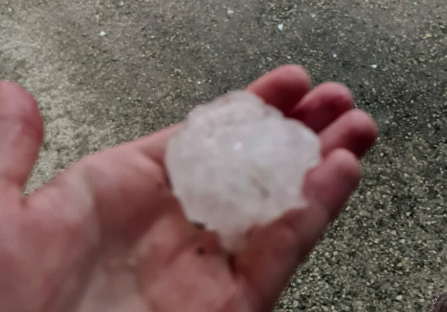 (VIDEO) OLUJNO NEVRIJEME ZAHVATILO DOBOJ Pada krupan led, za sada nema informacija o eventualnoj šteti