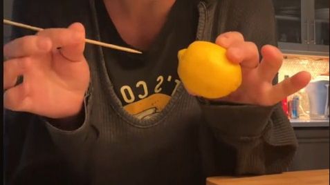 (VIDEO) OVO NISTE ZNALI! Limun se može i ovako cijediti, jedinstven način oduševio sve