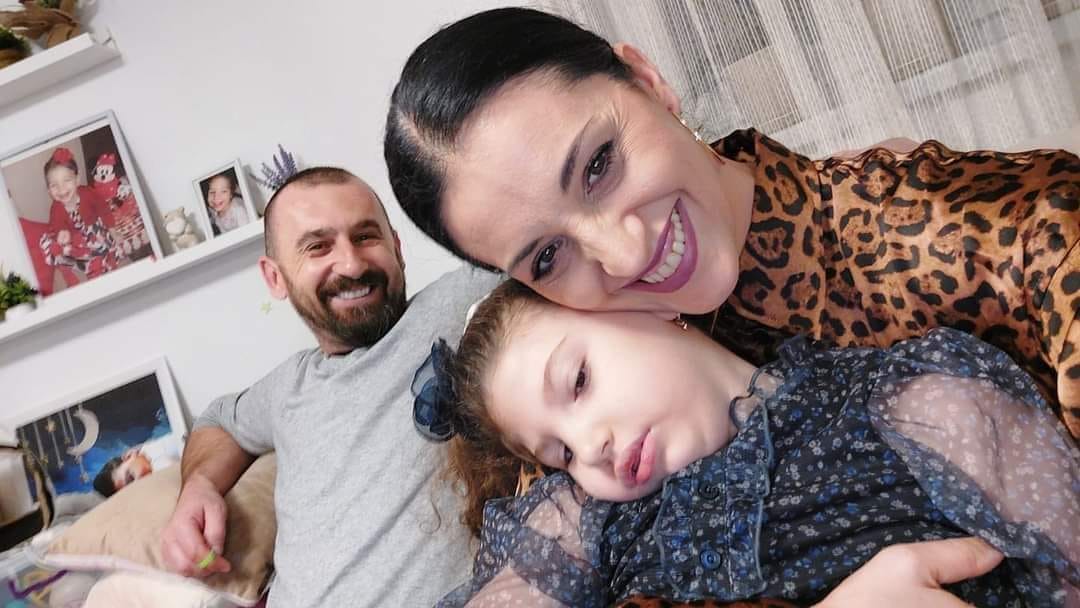 (FOTO) DOKTORI JOJ NISU DAVALI NI MJESEC ŽIVOTA, A ONA DANAS IMA 8 GODINA Hrabra Mia iz Cazina je dokaz da volja za životom pobjeđuje sve dijagnoze: Pročitajte emotivnu ispovijest njene brižne majke