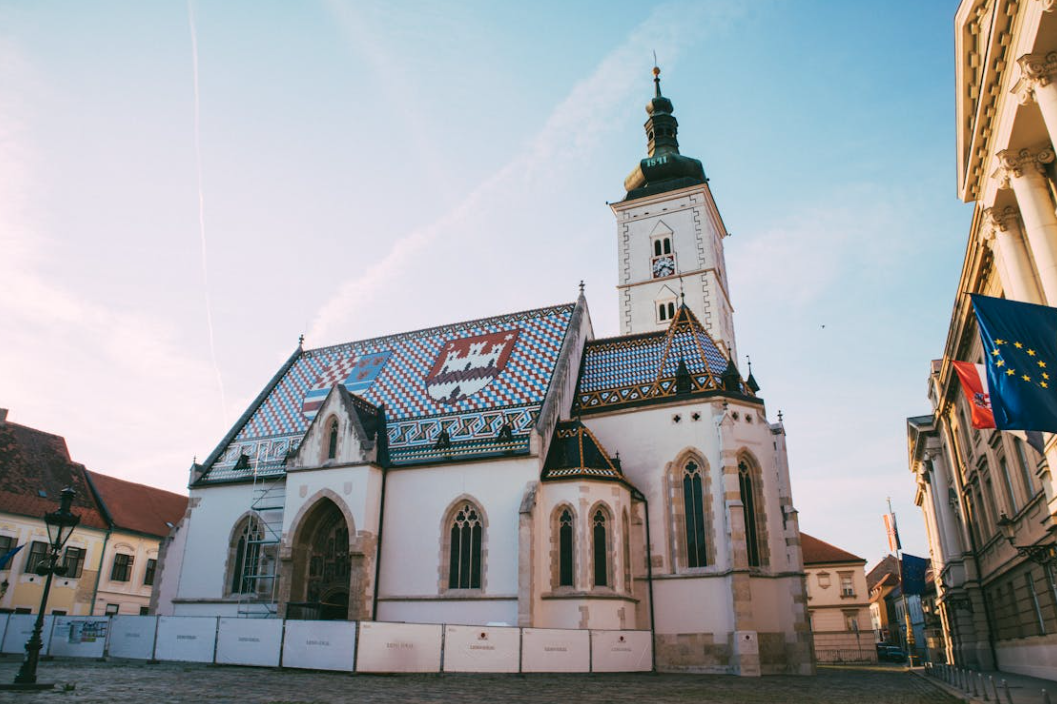 ZAPALIO SE NA MARKOVOM TRGU Poznato zdravstveno stanje rastrojenog čovjeka