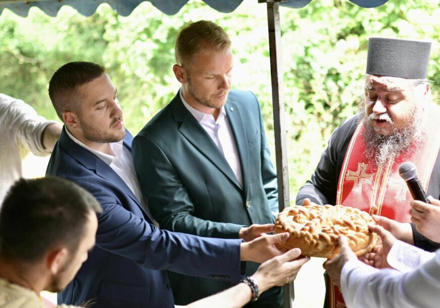 "DA MOLIMO ZA BLAGOSLOV I DOBAR ROD" Stanivuković prisustvovao tradicionalnim maslima u Obrovcu