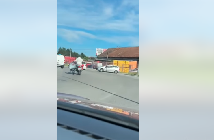 (VIDEO) OVO IMA SAMO KOD NAS Motorista u Banjaluci vukao tačke, bez problema "uleće" u kružni tok: Ludost ili hrabrost?
