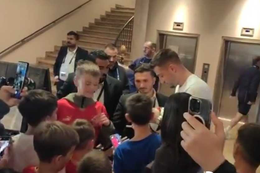 (VIDEO) SJAJNA ATMOSFERA! Navijači Srbije upali u hotel Orlova pred odlučujući meč, divan gest Sergeja