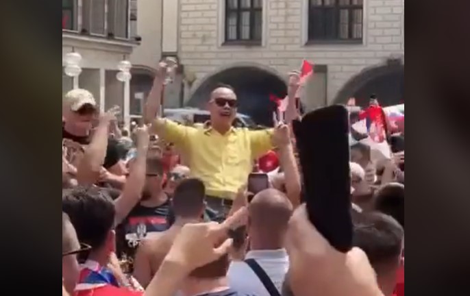 (VIDEO) SRBIJA DO TOKIJA! Ludnica u Minhenu pred utakmicu sa Slovenijom: Srpski navijači podigli Japanca na ramena