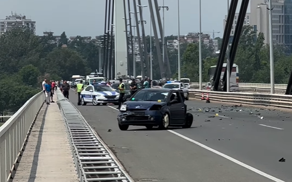 (VIDEO) JEZIVA NESREĆA U NOVOM SADU Motociklista poginuo u sudaru, auto smrskan