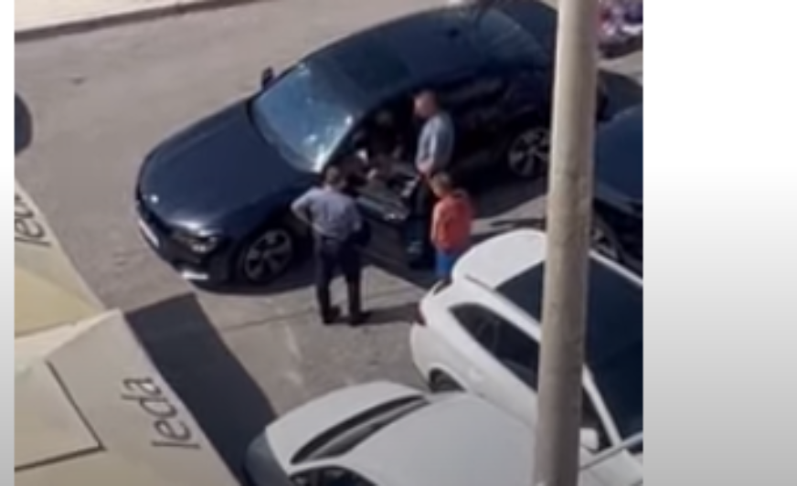 (VIDEO) OKRŠAJ U NEUMU Posvađali se na parkingu, pa mu razbio šajbu