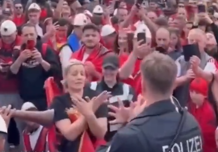 (VIDEO) SRAMOTNE SCENE NA EVROPSKOM PRVENSTVU Njemački policajac s Albancima provocirao Srbe