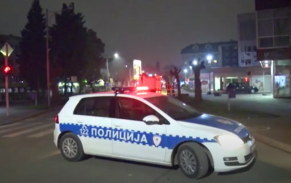 HAOS U DOBOJU Muškarac povrijedio policajca na javnom skupu