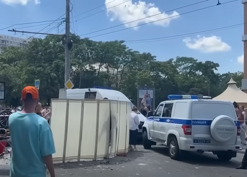 (VIDEO) UŽAS U RUSIJI Automobil sletio sa trećeg sprata tržnog centra: Poginuo biznismen, trudna ljubavnica i njen sin
