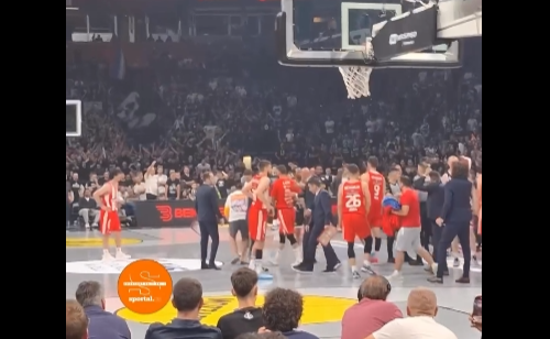 (VIDEO) DERBI PREKINUT Igrači Crvene zvezde i sudije napustili parket, a ovo je razlog