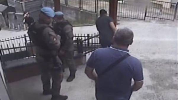 TRAŽI SE DOKUMENTACIJA Policija pretresa kuću i vikendicu suspendovanog inspektora FUP-a