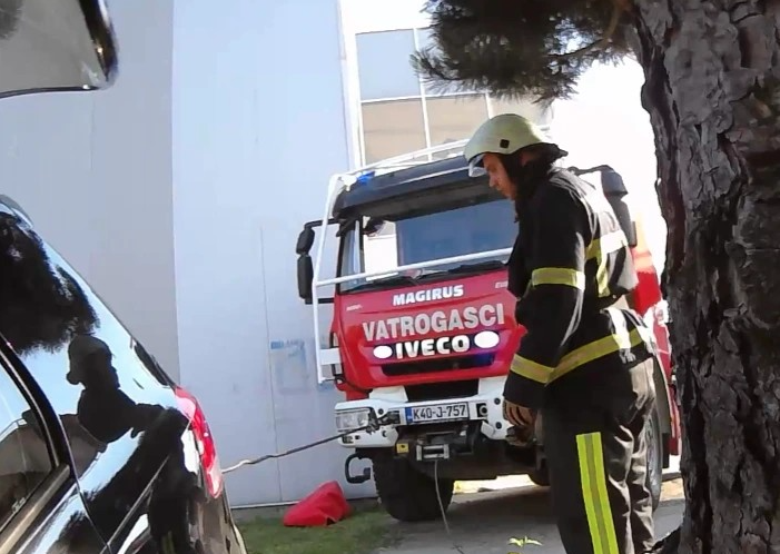 INTERVENISALI VATROGASCI Vozilo u Prijedoru sletjelo s parkinga