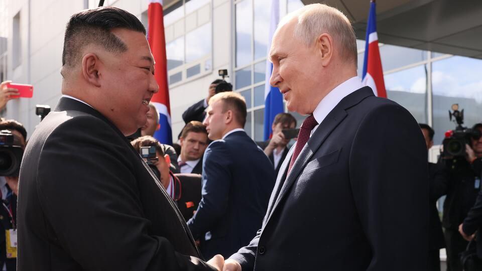 (FOTO/VIDEO) "NAMETNUTE IMPERIJALISTIČKE POLITIKE" Otkriveno šta je Putin rekao Kimu prilikom susreta: Spomenuo Ameriku