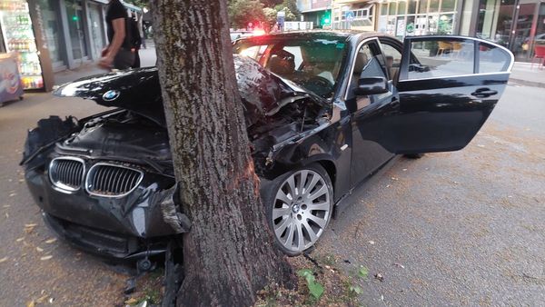 (FOTO) SAOBRAĆAJNA NESREĆA U MOSTARU BMW se zabio u stablo, povrijeđene tri osobe