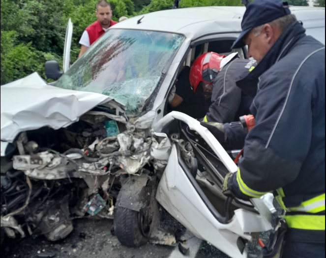 (FOTO) AUTOMOBIL SMRSKAN Saobraćajna nesreća u Potkozarju, vozači prebačeni u UKC